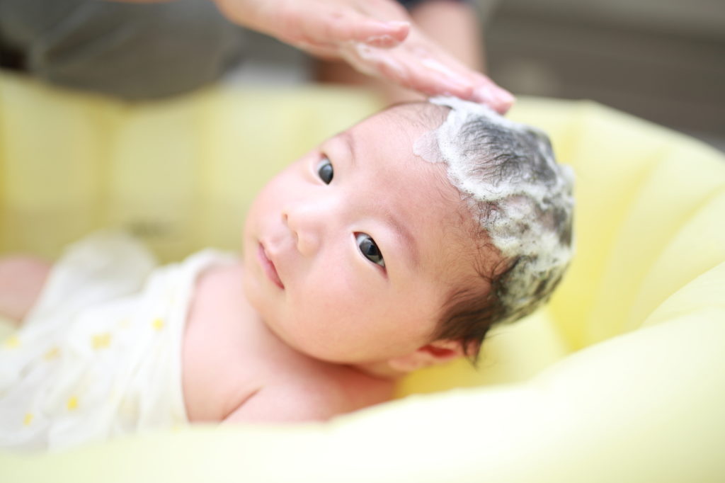 シャンプーで頭を洗われる赤ちゃん