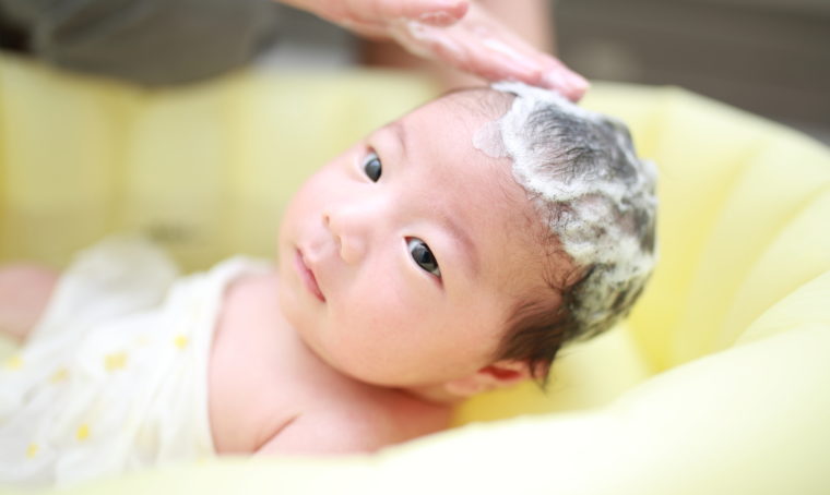 シャンプーで頭を洗われる赤ちゃん